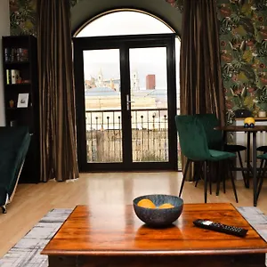 Heart Of - 2 Bedroom Flat Apartment